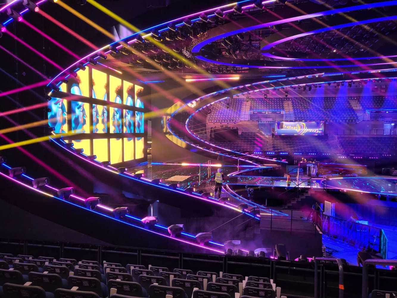 During the live event, Unusual had the task of operating the inner oval, the lighting pods and the on-stage lighting trusses