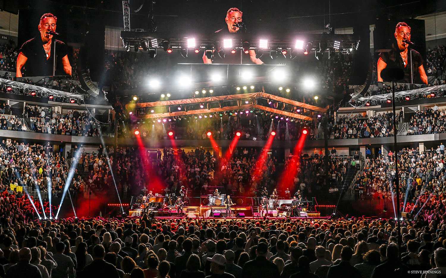 Jeff Ravitz’s design for the tour’s 360ﹾ stage has trussing that outlines the four corners of the room (photo: Steve Jennings)