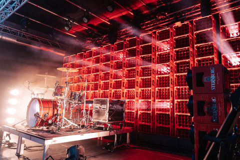 The beer crate wall is the centrepiece of a stage design (photo: Sascha Göttsche)