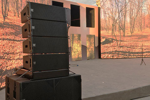 For optimal audio distribution WPS enclosures were ground stacked left and right of the stage