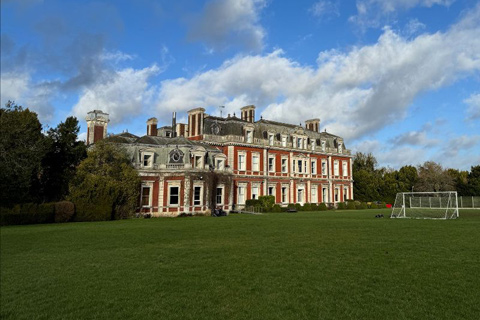 The school is located in Tring Park Mansion, originally designed by Sir Christopher Wren