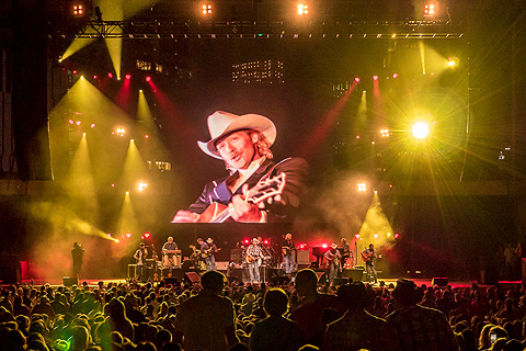 Alan Jackson is still hard at work touring the nation for his dedicated fans (photo: Thomas Newton)