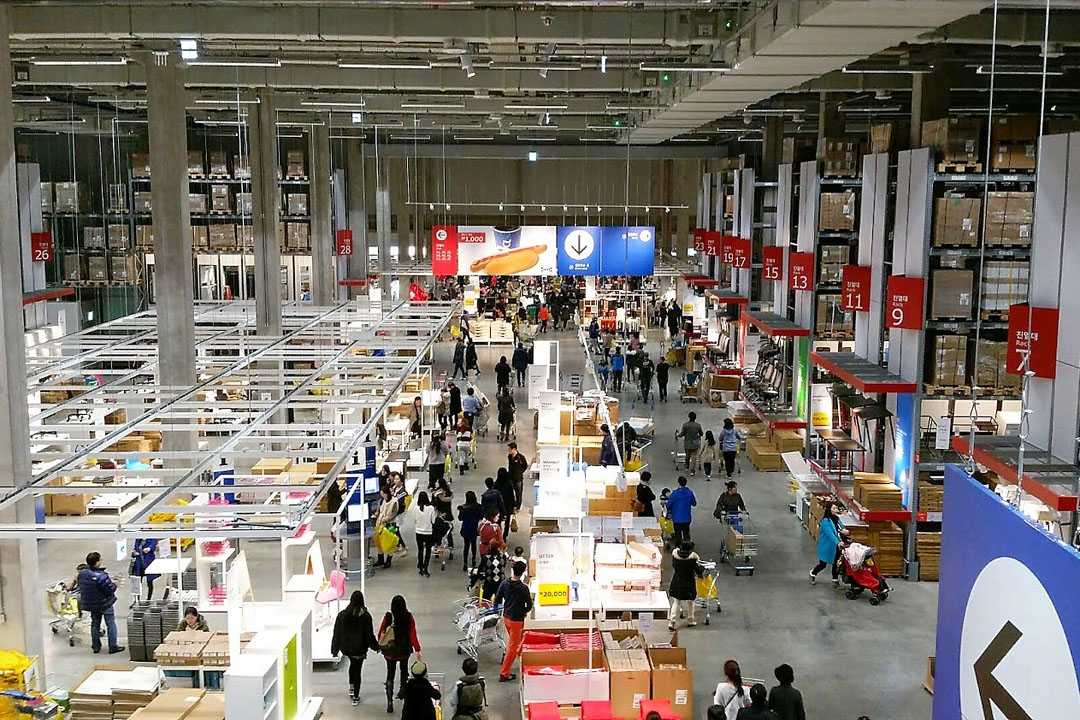 For the very high ceiling height of the warehouse-style store, Community pendant loudspeakers were chosen