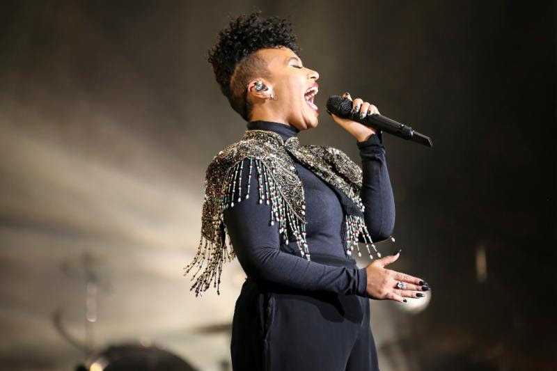 Emeli Sandé has switched to a DPA d:facto Vocal Microphone for live gigs