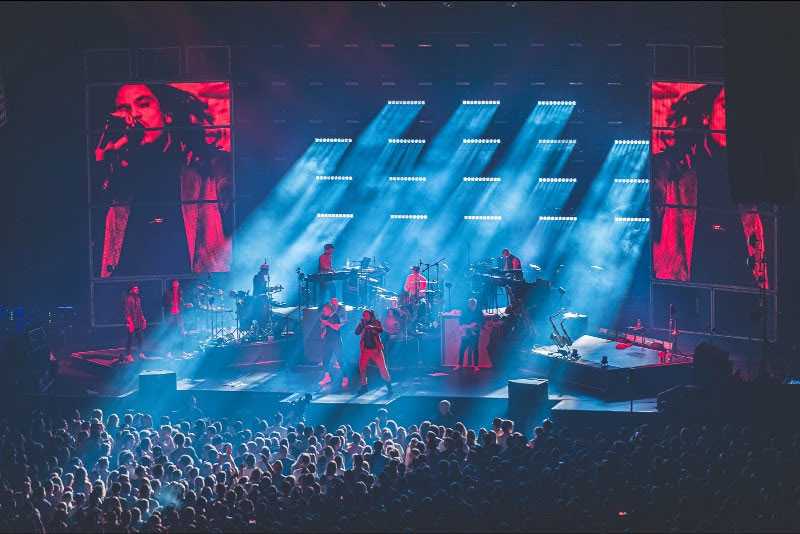 The show's central elements in the stage design were two oversized box towers (photo: Paul Gärtner)