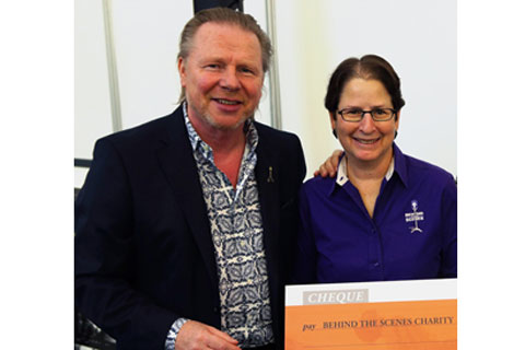 Lightpower founder Ralph-Jörg Wezorke presents the cheque to Lori Rubinstein