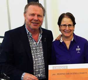 Lightpower founder Ralph-Jörg Wezorke presents the cheque to Lori Rubinstein