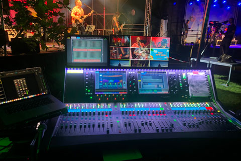 The dLive S7000 Surface mixing monitors for Dein Sommermoment