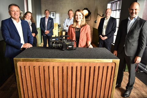 Judith Gerlach (centre), Bavarian State Minister for Digital Affairs, in the ARRI Studio with Dr. Michael Neuhaeuser, Dr. Carolin Stahl, Walter Trauninger, Christoph Stahl, Stephan Schenk, and Markus Zeiler