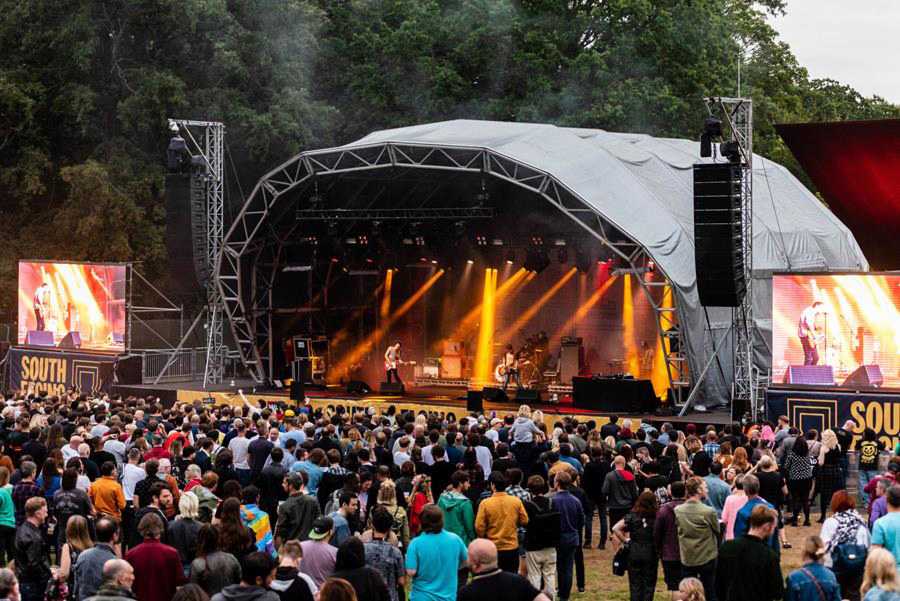 Over the month feature acts included the Streets, Supergrass, Corinne Bailey Rae, Dizzee Rascal and the English National Opera