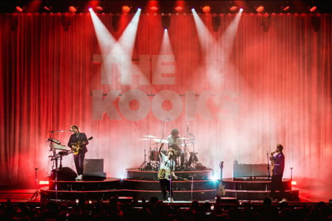 Siyan's Martin MAC Aura PXL in use on The Kooks tour (photo: Joe Okpako)