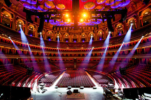 The MAC Ultras are positioned three levels up on the circle, in the gallery, and on a central circular truss (photo: Johan Persson)