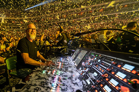 Brad Divens at FOH (photo: Pawel Zachanowicz)