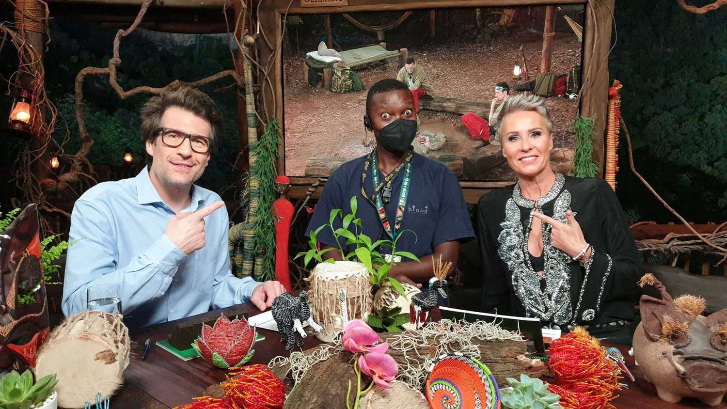 Show hosts Daniel Hartwich and Sonja Zietlow flank lighting tech Lucky Lewele (photo: Blond Productions)