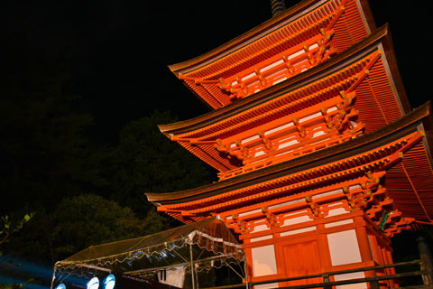 Three RJ Lancelot followspots were set up in the three-storey Koyasu Pagoda (photo: Sogo Butai)