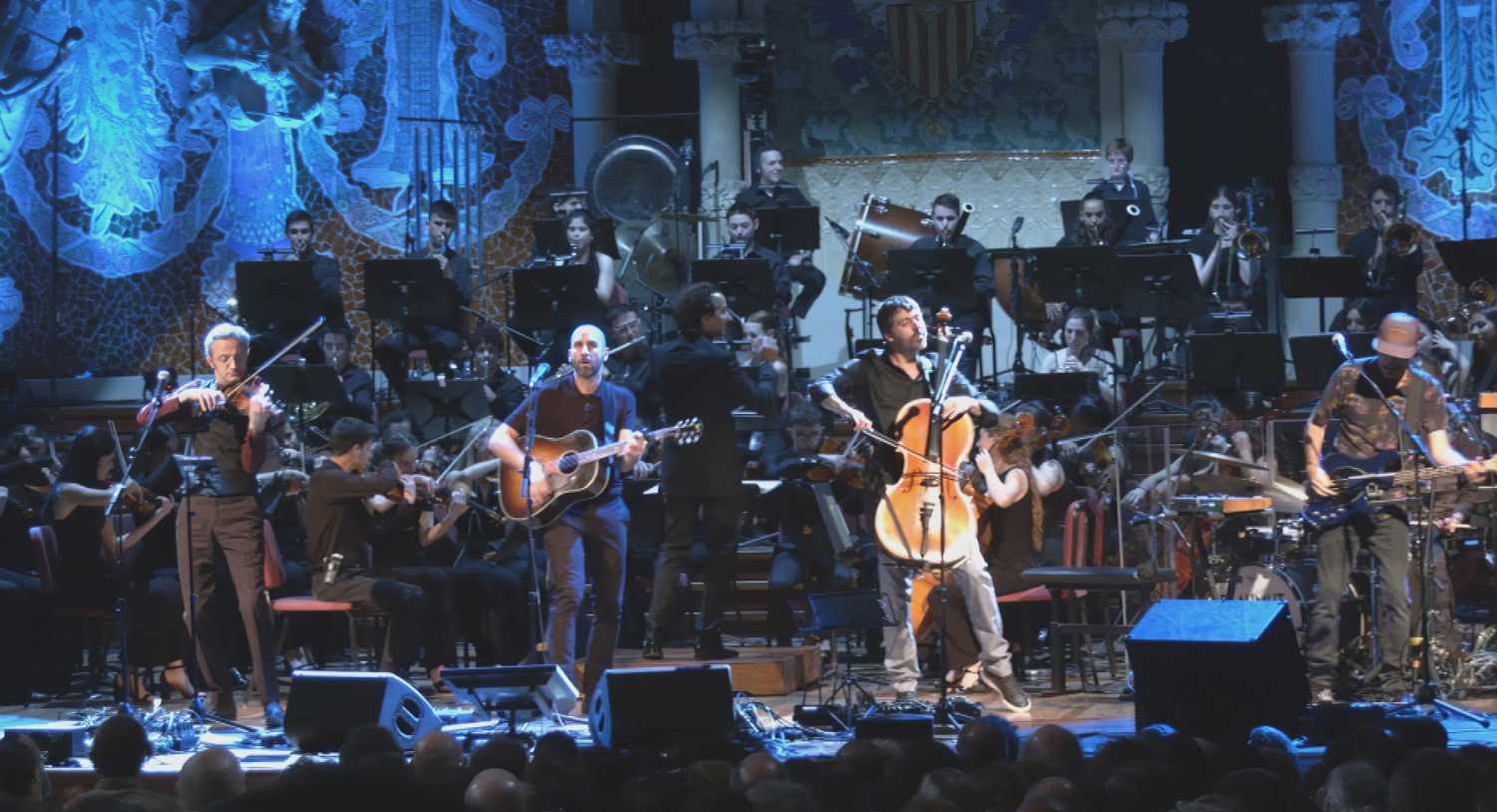 The first concert at the Palau de la Música Catalana featured Catalan band Blaumut performing with the Young Catalan Symphonic Orchestra