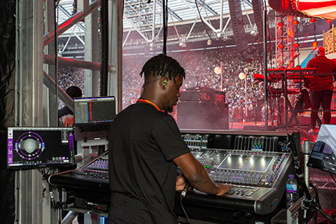 Monitor engineer Duriel Mensah pilots a KLANG card-equipped Quantum7